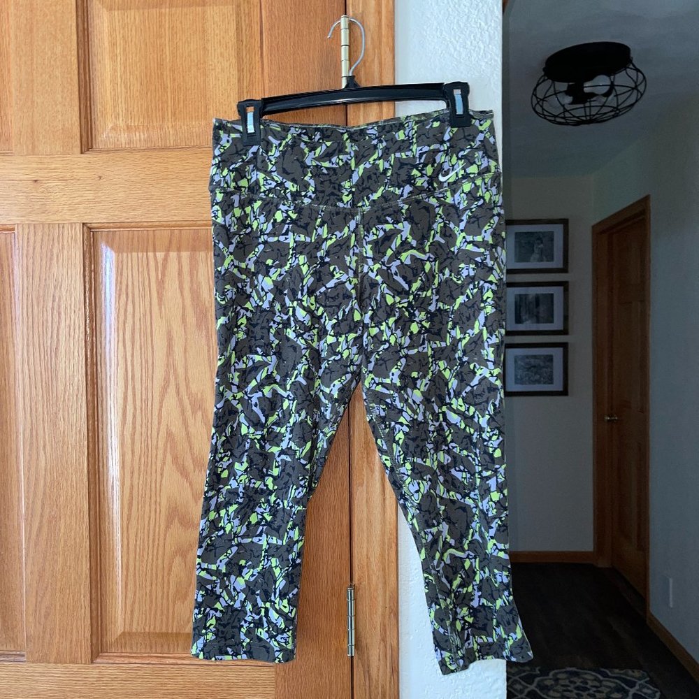 Nike Dri-Fit Capri Athletic Leggings Knit sz M Soft!